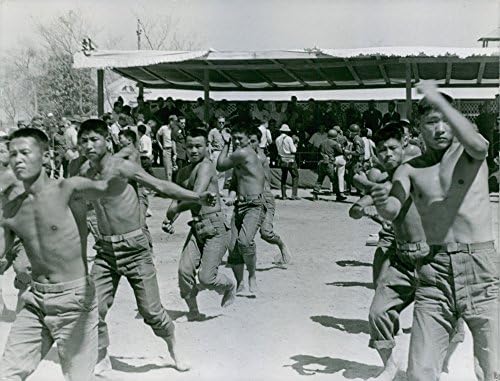 Vintage fotó Alelnök Hubert Humphrey tanúi egy harcművészeti bemutató előadásában koreai csapatok állomásoztak Vietnamban.