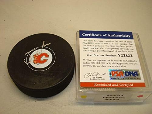 Johnny Gaudreau Aláírt Calgary Flames Jégkorong Dedikált PSA/DNS-COA-1B - Dedikált NHL Korong