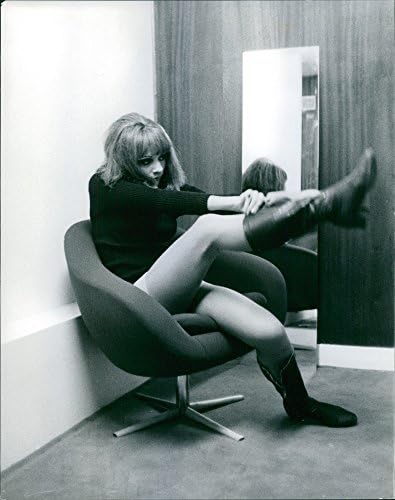 Vintage fotó Egy lány viselt csizma.November 15-én, 1967