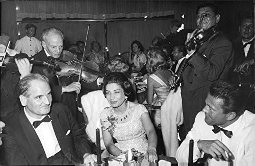 Vintage fotó Hercegnő Ashraf Pahlavi egy partin, Cannes-ban, a zenészek a háttérben.