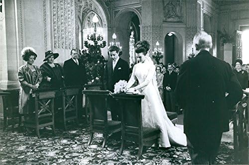Vintage fotó Carlos Bourbon, majd Anne Franciaország térdel a templomban esküvő.